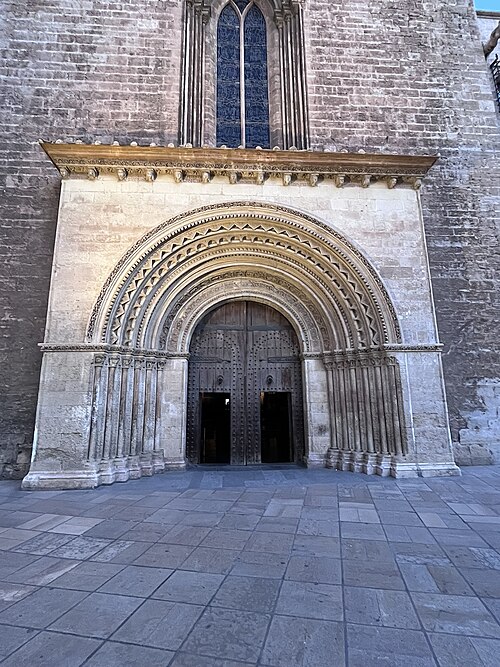 Catedral_de_Valencia_-_La_Puerta_de_la_Almoina_-_Ciutat_Vella,_Valencia,_Spain